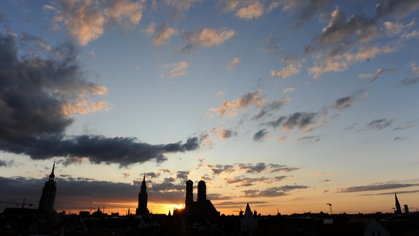 Sonnenuntergang über München. Früher fürchtete man den Zorn der Götter bei Blitz und Donner, dann sollten Bauernregeln Ordnung ins Wetterchaos bringen. Heute schimpft man über die Meteorologen - oder? | Bild: picture-alliance/dpa
