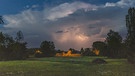 Gewitter: Blitz und Donner in Bayern im Isental. Ziehen dunkle Gewitterwolken am Himmel auf, kündigt sich oft ein Unwetter an. Auf Donner folgen Blitze. Regen, Wind und sogar Hagel begleiten ein Gewitter oft. Dennoch können Meteorologen Unwetter und Gewitter oft schlecht vorhersagen.  | Bild: picture alliance / blickwinkel/A. Hartl | A. Hartl