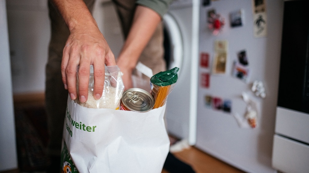 Wer gekaufte Lebensmittel nicht selbst verbrauchen kann, kann sie teilen oder spenden. | Bild: BR/Julia Müller Wer gekaufte Lebensmittel nicht selbst verbrauchen kann, kann sie teilen oder spenden. | Bild: BR/Julia Müller