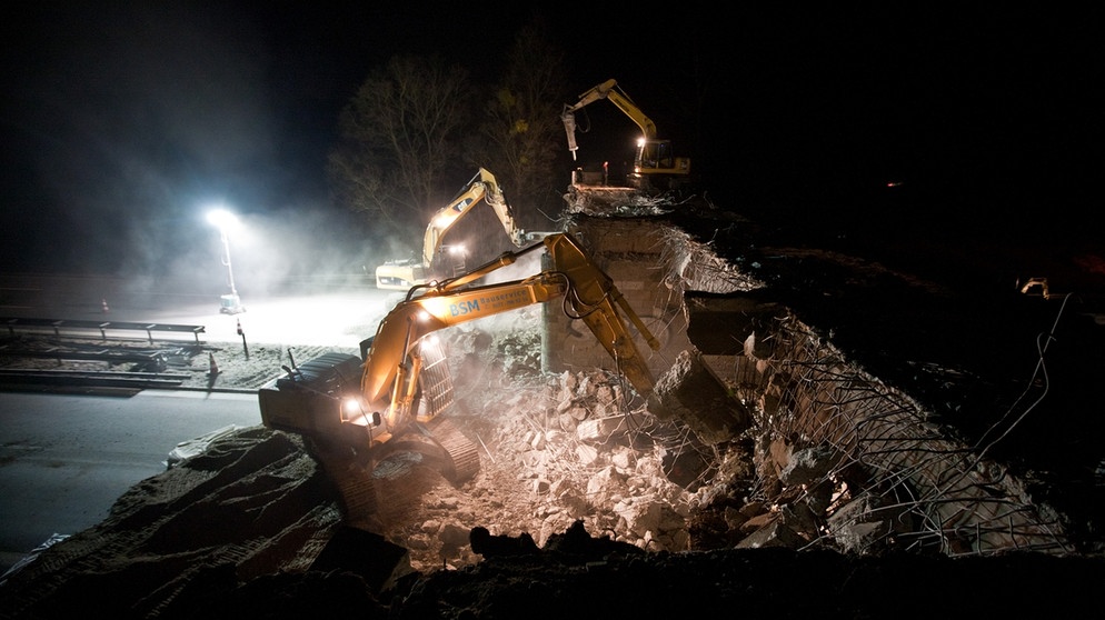 Hell erleuchtete Nachtbaustelle: Brückenabriss über A13. Flutlichter tragen auch zur Lichtverschmutzung bei | Bild: picture-alliance/dpa