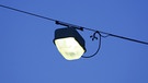 Straßenbeleuchtung erhellt die Nächte und trägt zur Lichtverschmutzung bei. | Bild: picture-alliance/dpa