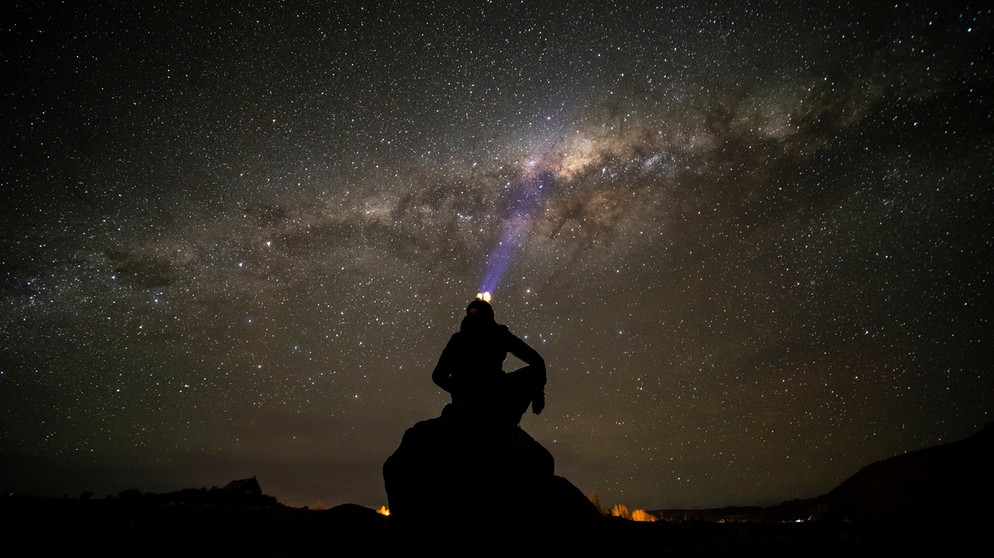 Die Milchstraße ist in von Menschen besiedelten Gebeiten nur noch an wenigen Orten sichtbar - so wie hier auf der Südinsel von Neuseeland. Lichtverschmutzung lässt die Nacht selten werden. Der Lichtsmog stört die Finsternis, Tiere und Ökosysteme - und macht auch uns selbst krank. Einmal im Jahr macht die Earth Night auf zunehmende Lichtverschmutzung aufmerksam. | Bild: picture alliance / NurPhoto | Sanka Vidanagama Die Milchstraße ist in von Menschen besiedelten Gebeiten nur noch an wenigen Orten sichtbar - so wie hier auf der Südinsel von Neuseeland. Lichtverschmutzung lässt die Nacht selten werden. Der Lichtsmog stört die Finsternis, Tiere und Ökosysteme - und macht auch uns selbst krank. Einmal im Jahr macht die Earth Night auf zunehmende Lichtverschmutzung aufmerksam. | Bild: picture alliance / NurPhoto | Sanka Vidanagama