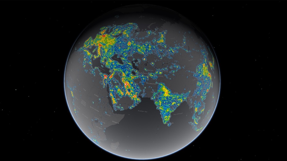 Diese Karte der Erde zeigt lediglich die künstlichen Lichtquellen bei Nacht und basiert auf mehreren Satellitenaufnahmen. Es schaut gemütlich aus - zeigt aber eigentlich die Lichtverschmutzung auf, die in von Menschen besiedelten Gebieten die Nacht zum Tag macht. Lichtverschmutzung lässt die Nacht selten werden. Der Lichtsmog stört die Finsternis, Tiere und Ökosysteme - und macht auch uns selbst krank. Einmal im Jahr macht die Earth Night auf zunehmende Lichtverschmutzung aufmerksam. | Bild: Falchi et al., Sci. Adv., Jakob Grothe/NPS contractor, Matthew Price/CIRES Diese Karte der Erde zeigt lediglich die künstlichen Lichtquellen bei Nacht und basiert auf mehreren Satellitenaufnahmen. Es schaut gemütlich aus - zeigt aber eigentlich die Lichtverschmutzung auf, die in von Menschen besiedelten Gebieten die Nacht zum Tag macht. Lichtverschmutzung lässt die Nacht selten werden. Der Lichtsmog stört die Finsternis, Tiere und Ökosysteme - und macht auch uns selbst krank. Einmal im Jahr macht die Earth Night auf zunehmende Lichtverschmutzung aufmerksam. | Bild: Falchi et al., Sci. Adv., Jakob Grothe/NPS contractor, Matthew Price/CIRES
