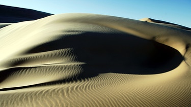 Sahara: Sanddünen in Libyen. Sand, Wind und Schwerkraft - das sind die drei Hauptfaktoren für die Bildung von beeindruckend geformten Sanddünen in Wüsten. | Bild: picture-alliance/dpa