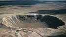 Der Barringer-Krater in Arizona ist ein eher kleiner Einschlagkrater eines Meteoriten. Aber er sieht beeindruckend aus, weil er noch relativ jung und daher kaum erodiert ist. | Bild: picture-alliance/dpa