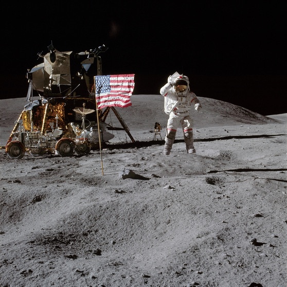 Apollo 16-Kommandant John Young auf dem Mond. 1969 betrat Neil Armstrong als erster Mensch seine Oberfläche. Alle Apollo-Missionen, dem Erfolgsprogramm der NASA, im Überblick findet ihr hier. | Bild: NASA