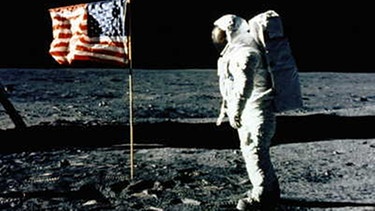 Buzz Aldrin und Flagge auf dem Mond | Bild: picture-alliance/dpa Buzz Aldrin und Flagge auf dem Mond | Bild: picture-alliance/dpa