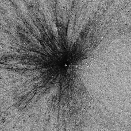 Ein neuer Krater auf dem Mond. Entstanden zwischen 25. Oktober 2012 und 21. April 2013. Der Lunar Reconnaissance Orbiter nimmt unseren Mond seit 2009 ganz genau unter die Lupe: Bis auf fünfzig Zentimeter genau erkunden seine Instrumente unseren Trabanten. Und entdecken dabei so einiges ... Seht selbst! | Bild: NASA/GSFC/Arizona State University