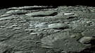 Mondaufnahme der japanischen Sonde Kaguya in der Nordpolgegend des Mondes. Zigtausende Krater auf seiner Oberfläche zeugen von dem Bombardement, dem unser Mond beständig ausgesetzt ist. Der größte Krater misst mehr als 2.000 Kilometer, die kleinsten müsst ihr mit der Lupe suchen. | Bild: JAXA