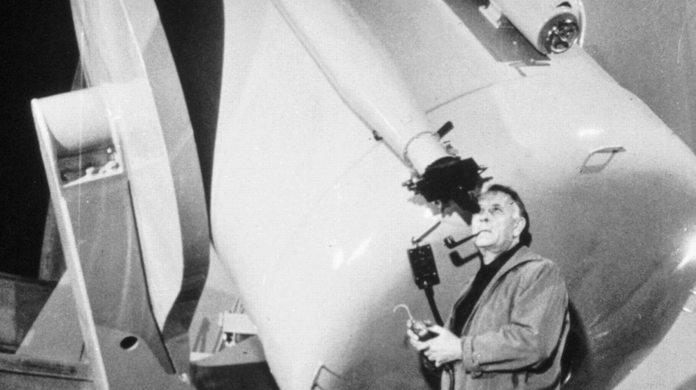 Der Astronom Edwin Hubble (1889 - 1953) hat entdeckt, dass sich weit entfernte Galaxien von uns aus gesehen wegbewegen - egal, in welche Himmelsrichtung man schaut. Das war der erste Hinweis darauf, dass sich das Universum in alle Richtungen ausdehnt.  | Bild: picture alliance / Photo12/Ann Ronan Picture Librar | -