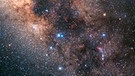 Ausschnitt der Milchstraße mit dem Sternbild Skorpion und seinem roten Stern Antares am Nachthimmel | Bild: NASA