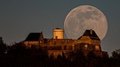 Vollmond über der Veste Otzberg im Odenwald; Aufnahme mit 500er Brennweite aus ca. 4 km Entfernung, um Mond und Veste scharf zu bekommen. | Bild: Rudolf Happel