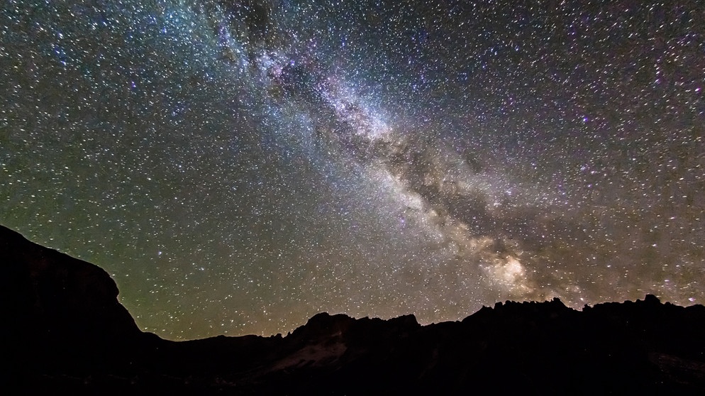 Die Milchstraße über dem Villnösstal in den Dolomiten, bei der Aufnahme handelt es sich um eine Langzeitbelichtung (30 Sekunden).  | Bild: BR/Sandra Demmelhuber