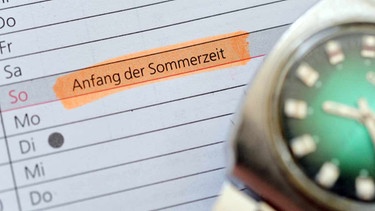 Kalender mit dem Eintrag Sommerzeit und eine Armbanduhr daneben | Bild: picture alliance / Frank May | Frank May